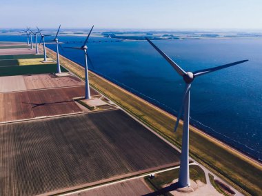 Yenilenebilir yel değirmenlerinin hava manzarası türbinlerin tarım alanına ekolojik güç sağlayarak geniş tarım çayırlarında rüzgarın eseceği enerjiyi sağlıyor. Alternatif elektrik üretimi