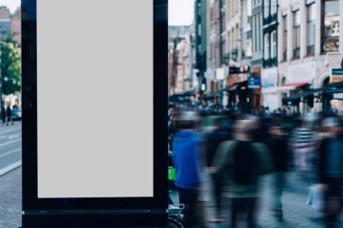 Reklam veya tanıtım afişi içeriği için boş kopya alanı ekranı, bilgi için boş model ışık kutusu, kentsel alanda boş ekran ve insanların yürüdüğü açık hava