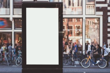 Reklam veya tanıtım afişi içeriği için boş bir kopya alanı ekranı olan şehir caddesindeki billboard 'u temizle, bilgi için Işıkkutusunu boşalt, kentsel alanda boş ekran
