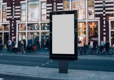 Reklam veya tanıtım afişi içeriği için boş bir kopya alanı ekranı olan şehir caddesindeki billboard 'u temizle, bilgi için Işıkkutusunu boşalt, kentsel alanda boş ekran