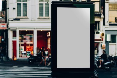 Reklam veya tanıtım afişi içeriği için boş bir kopya alanı ekranı olan şehir caddesindeki billboard 'u temizle, Amsterdam' da bilgi için Işıkkutusunu boşalt, kentsel alanda boş ekran