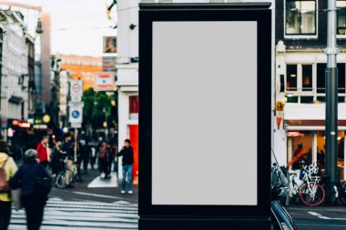 Reklam veya tanıtım afişi içeriği için boş kopya alanı ekranı, bilgi için boş model ışık kutusu, kentsel alanda boş ekran ve insanların yürüdüğü açık hava