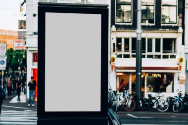 Reklam veya tanıtım afişi içeriği için boş bir kopya alanı ekranı olan şehir caddesindeki billboard 'u temizle, Amsterdam' da bilgi için Işıkkutusunu boşalt, kentsel alanda boş ekran