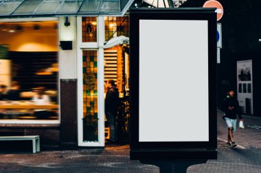 Reklam veya tanıtım afişi içeriği için boş bir kopya alanı ekranı olan şehir caddesindeki billboard 'u temizle, Amsterdam' da bilgi için Işıkkutusunu boşalt, kentsel alanda boş ekran