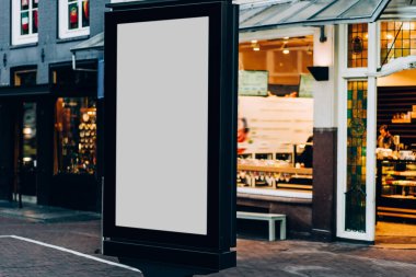 Reklam veya tanıtım afişi içeriği için boş bir kopya alanı ekranı olan şehir caddesindeki billboard 'u temizle, Amsterdam' da bilgi için Işıkkutusunu boşalt, kentsel alanda boş ekran