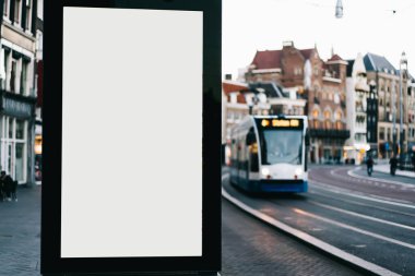 Reklam veya tanıtım afişi içeriği için boş bir kopya alanı ekranı olan şehir caddesindeki billboard 'u temizle, bilgi için Işıkkutusunu boşalt, kentsel alanda boş ekran