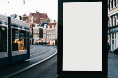 Reklam veya tanıtım afişi içeriği için boş bir kopya alanı ekranı olan şehir caddesindeki billboard 'u temizle, bilgi için Işıkkutusunu boşalt, kentsel alanda boş ekran