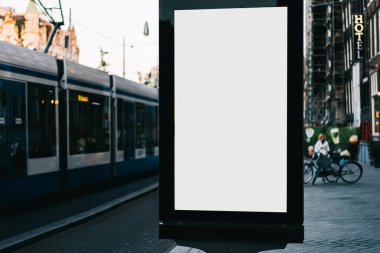 Reklam veya tanıtım afişi içeriği için boş bir kopya alanı ekranı olan şehir caddesindeki billboard 'u temizle, Amsterdam' da bilgi için Işıkkutusunu boşalt, kentsel alanda boş ekran