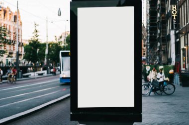 Reklam veya tanıtım afişi içeriği için boş bir kopya alanı ekranı olan şehir caddesindeki billboard 'u temizle, bilgi için Işıkkutusunu boşalt, kentsel alanda boş ekran