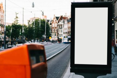 Reklam veya tanıtım afişi içeriği için boş bir kopya alanı ekranı olan şehir caddesindeki billboard 'u temizle, bilgi için Işıkkutusunu boşalt, kentsel alanda boş ekran