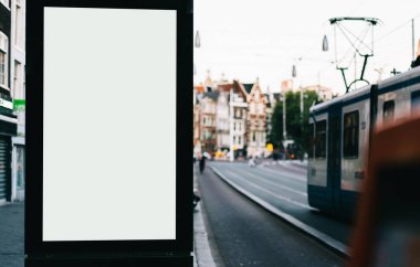 Reklam veya tanıtım afişi içeriği için boş bir kopya alanı ekranı olan şehir caddesindeki billboard 'u temizle, bilgi için Işıkkutusunu boşalt, kentsel alanda boş ekran