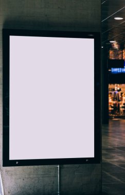 Reklam veya tanıtım afişi içeriği için boş bir kopya alanı ekranı olan halka açık bir yerdeki Billboard 'u temizle, bilgi için Işıkkutusunu boşalt, istasyon alanında gün ışığı alan boş ekran