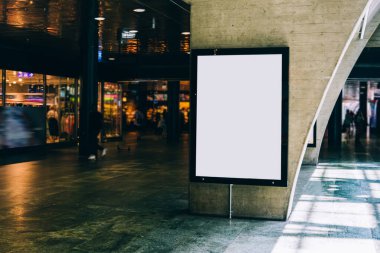 Reklam veya tanıtım afişi içeriği için boş bir kopya alanı ekranı olan halka açık bir yerdeki Billboard 'u temizle, bilgi için Işıkkutusunu boşalt, istasyon alanında gün ışığı alan boş ekran
