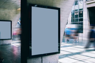 Reklam veya tanıtım afişi içeriği için boş bir kopya alanı ekranı olan halka açık bir yerdeki Billboard 'u temizle, bilgi için Işıkkutusunu boşalt, istasyon alanında gün ışığı alan boş ekran