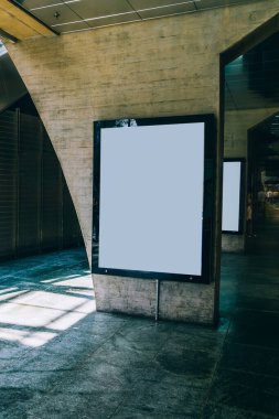 Reklam veya tanıtım afişi içeriği için boş bir kopya alanı ekranı olan halka açık bir yerdeki Billboard 'u temizle, bilgi için Işıkkutusunu boşalt, istasyon alanında gün ışığı alan boş ekran