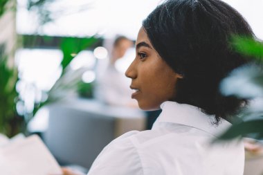 Düşünceli, koyu tenli, elinde kağıtlarla oturan ve boş zamanlarını düşünürken gözlerini kaçıran, Afro-Amerikan hippi kızın düşünceli apartman dairesinde...