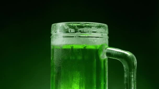 Zelené Pivo Pěnou Bublinkami Půllitru Pivo Den Svatého Patricka — Stock video