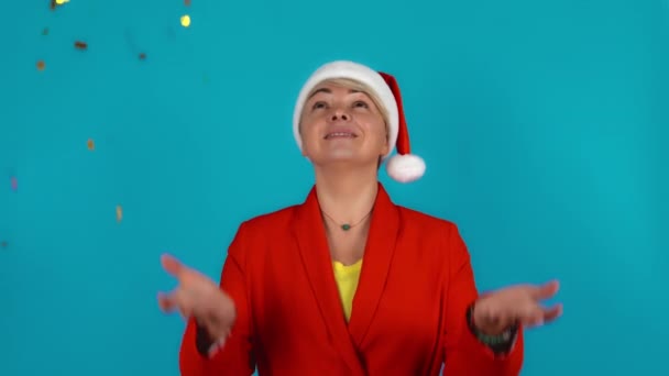 Novoroční Sušenka Konfetami Překvapená Žena Pozoruje Jak Zlatý Plech Krekry — Stock video