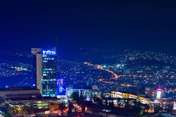 ルワンダのキガリ 2022年8月17日 丘を背景に町の中心部にあるキガリ市タワーのナイトショット — ストック写真