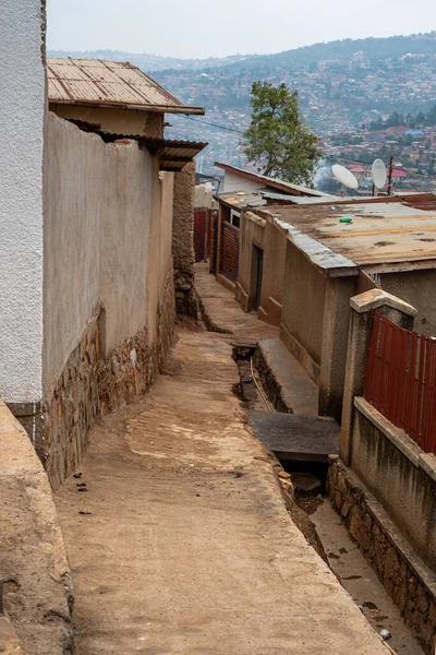 Kigali Ruanda Agosto 2022 Uno Stretto Vicolo Terra Grondaia Tra — Foto Stock