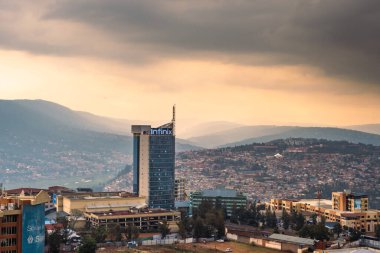 Kigali, Ruanda - 17 Ağustos 2022: Fırtınalı bir günde Kigali Şehir Kulesi. KCT, şehir merkezindeki ilk yüksek binaydı..