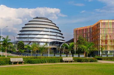 Kigali, Ruanda - 19 Ağustos 2022: Güneşli bir günde Kigali Kongre Merkezi. Bir kralın sarayından sonra tasarlanan tesis, çeşitli etkinliklere ev sahipliği yapıyor.