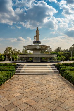 Kigali, Ruanda - 19 Ağustos 2022 Kigali Kavşağı 'nın ortasında bir çeşme - arabasız bölge ve şehirde popüler takılma yeri. 