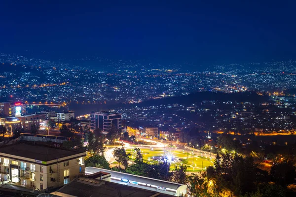 ルワンダのキガリ 2022年8月17日 目に見える限り都市の光に覆われた丘でキガリの夜のショット — ストック写真