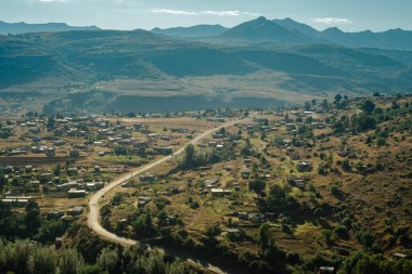 Güneşli bir sabahta Lesotho kasabası Quthing 'de bir yol dönüyor.