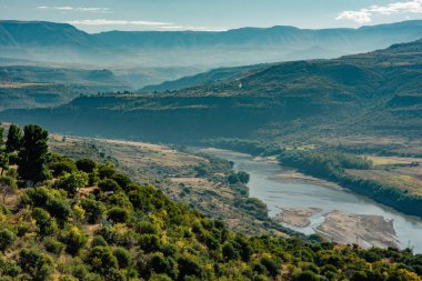 Lesotho 'daki bir vadiden dağlara doğru geniş bir nehir kıvrılır.