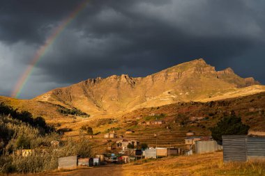 Daliwe 'in Lesotho köyündeki dağların üzerinden gökkuşağı