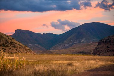 Daliwe, Lesotho 'da pembe gökyüzü ile dağ batımı