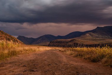 Lesotho 'daki dağlara giden toprak yol.