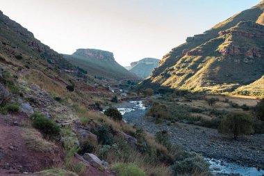 Lesotho 'nun ıssız bir bölgesindeki dağların arasından bir dere.
