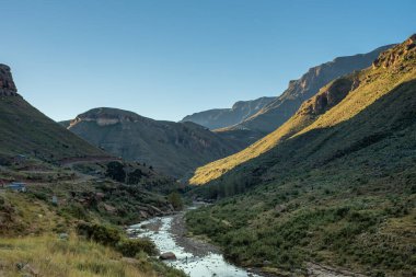 Lesotho 'nun uzak bir köşesindeki yeşil dağların arasından bir nehir esiyor.