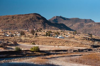 Lesotho kırsalındaki dağların ortasında ücra bir köy.