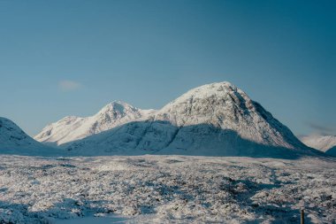 Karla kaplı Buachaille Etive Mor, İskoç dağlarında ikonik bir dağ. 