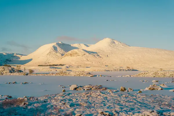 Kara Dağ İskoçya 'daki Lochan na h-Achlaise' de karla kaplıydı.