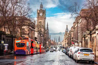 Edinburgh, İskoçya 'da Princes Caddesi boyunca park etmiş otomobil ve turist otobüsleri