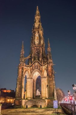 Scott Anıtı Edinburgh, İskoçya 'da gece aydınlandı