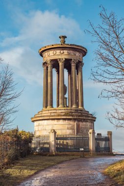 Edinburgh 'daki Calton Hill' deki Dugald Stewart anıtı mavi gökyüzüne karşı.