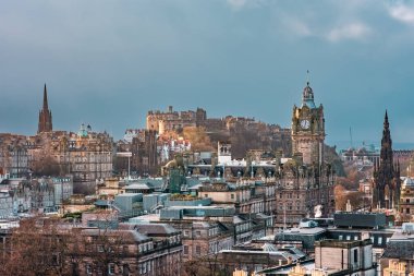 Balmoral Otel, Scott Anıtı ve görünür diğer ikonik binalarla Edinburgh Eski Şehir silueti manzarası