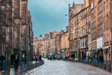 Edinburgh, İskoçya - 22 Ocak 2024: Edinburgh 'daki Royal Mile boyunca eski binalar arasındaki kaldırımlı cadde
