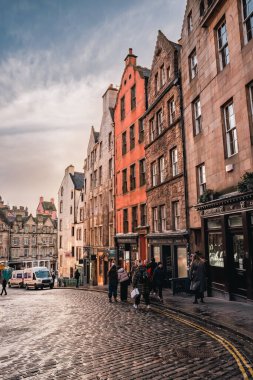 Edinburgh, İskoçya - 22 Ocak 2024: Edinburgh Eski Kasabası 'ndaki West Bow ve Victoria Caddesi boyunca renkli mağazalar ve eski mimari 
