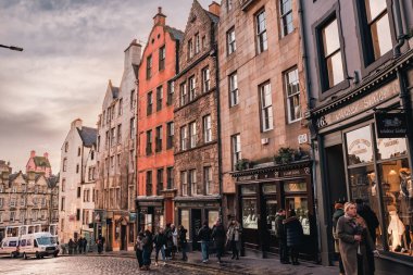 Edinburgh, İskoçya - 22 Ocak 2024: Edinburgh Eski Kasabası 'ndaki eski binalar Batı Bow ve Victoria Caddesi 