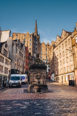 Edinburgh, İskoçya - 22 Ocak 2024: Güneşli bir günde West Bow ve Grassmarket kavşağında eski binalar