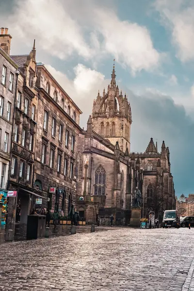 Edinburgh, İskoçya - 22 Ocak 2024: Edinburgh 'daki Royal Mile' ın kaldırımlı caddesi boyunca binalar