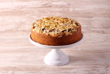 Vişneli ve bademli kahveli kek.