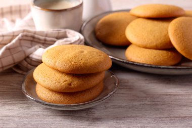 Zencefil ev yapımı zencefilli kurabiyeleri tabağa koyar