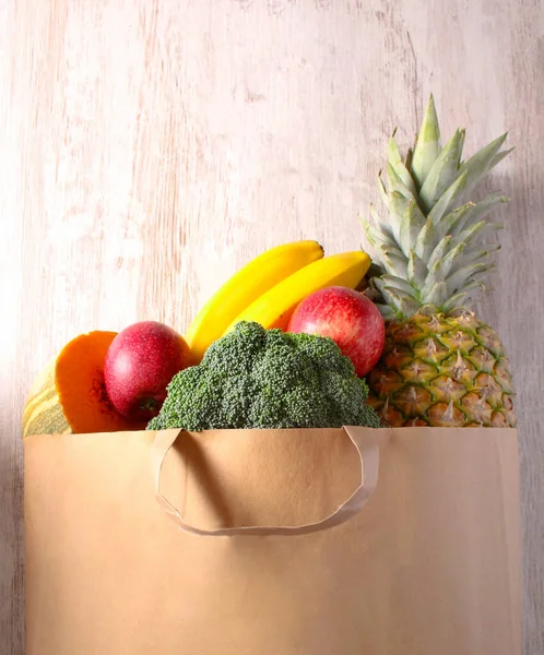 新鮮な健康的な野菜や果物でいっぱいの紙のショッピングバッグ — ストック写真